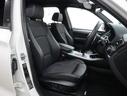 ホワイトステッチ入りハーフレザーシートを採用し、旧型X3のカジュアルな雰囲気は姿を消し、「3シリーズ」を上回る高級感が漂うインテリアです。