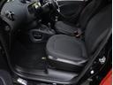 ヘッドレスト一体型のスポーティなタイプのシートは前席にヒーターを内蔵。スプリングストロークが大幅に拡大されて快適性がさらに高まりました。ドア開閉時の重厚感はリッターカーとは思えません。