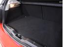 ラゲッジルームの容量は185リッター。50:50分割可倒式の後席を倒すと最大で975リッターまで広がります。