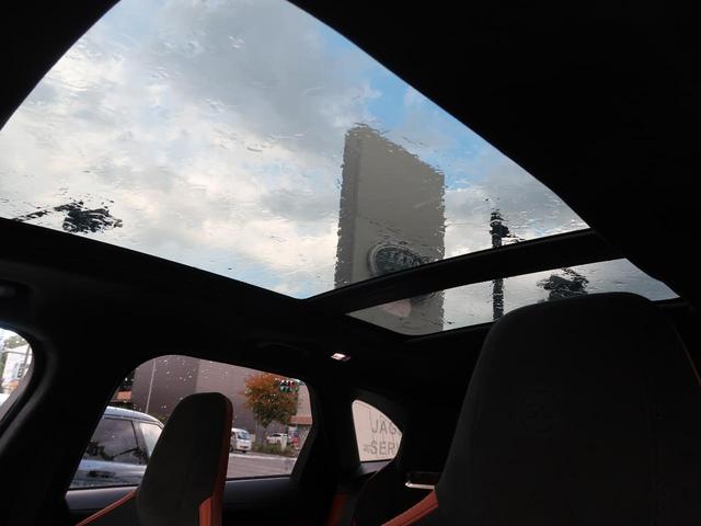 スライディングパノラミックルーフ『シェードが後部座席までしっかり開閉します。この装備があるだけで室内の解放感が上がり素敵なドライブを存分にお楽しみいただけます。』