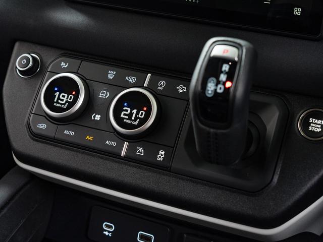 ディフェンダー 110S D300 認定中古車 パノラミックルーフ 衝突軽減 全席シートヒーター 純正19インチAW ブラックパック ワンオーナー サイドステップ アップルカープレイ 全周囲カメラ セミパワーシート ナビ(31枚目)