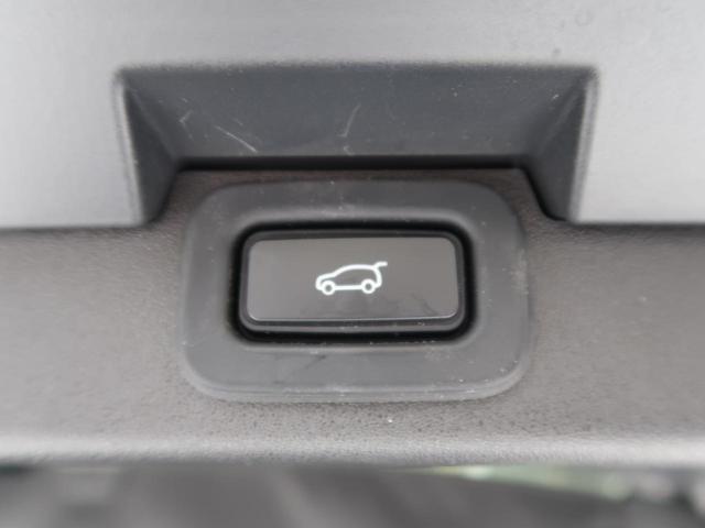 ボタン１つで自動開閉するパワーテールゲート搭載！ドアを上げ下げすることなく楽々開閉。開ききった状態の高さも任意の位置で設定できるので、普段お使いの車庫などでもぶつける心配はありません♪