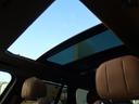 明るく開放的な光を生み出し広々とした空間を演出するパノラミックルーフ!ダークティンテッド強化ガラスは快適な車内温度を維持し日差しの影響を抑えるとともにプライバシーを保つ。電動サンブラインドも装備!
