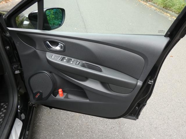 ルーテシア R.S.18 50台限定車 F1タイプエアインテークブレード ボディ同色サイドプロテクションモール ジョンシリウスM センターキャップ ブラックルノーエンブレム ルーフデカール レザー&アルカンタラステアリング(16枚目)