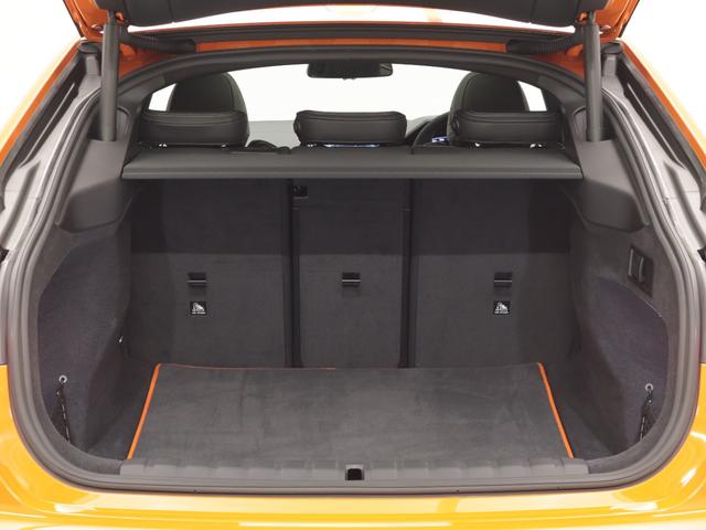 B4 グランクーペ ニコル別注 日本特別仕様 認定中古車 1年保証 Nicole別注日本特別仕様 ガラスサンルーフ レザーシート 20インチAW アクティブクルーズコントロール スイッチトロニック レーザーライト 全周囲カメラ 衝突軽減 車線逸脱(16枚目)