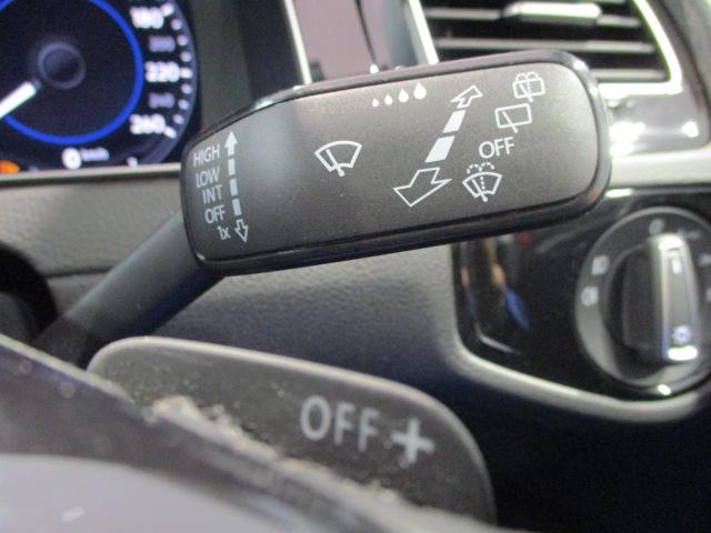 TSIハイライン メーカー保証付 認定中古車 記録簿 ETC 紹介動画有 SDカーナビ 17インチアルミホイール レインセンサー レザーステアリング コンフォートシート 地デジTV MP3&MP4再生 デジタルメータークラスター リアビューカメラ(20枚目)