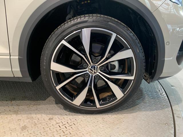 Ｔ－ロック ＴＤＩ　Ｒライン　横滑り防止　本革シート　ワンオーナ　スマートエントリー　クルコン　盗難防止　ＡＢＳ　エアコン　エアバッグ　パワーステアリング　パワーウィンドウ　記録簿　シートヒーター　アルミホイール　サイドエアバッグ（18枚目）