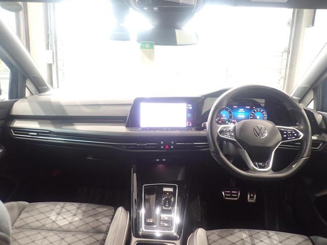 しっかりまとまった感のあるインパネ。各操作スイッチなども使いやすい位置に配置されていますよ。