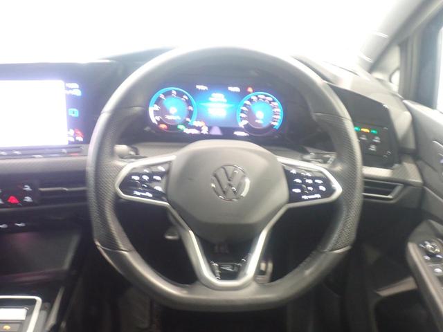 マルチファンクションステアリング、手に馴染むレザーハンドルだから、路面からのインフォメーションを的確にキャッチ！