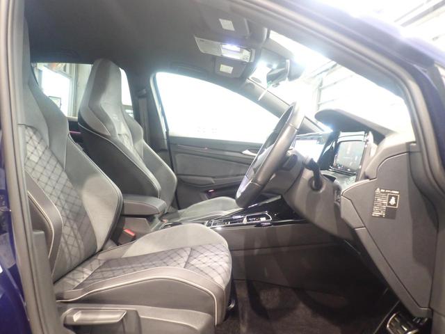 楽な姿勢で座ることが出来るので長時間の運転でも疲れにくいですし体もぶれにくいですよ。