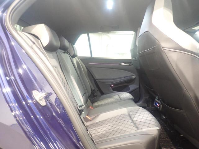 後部座席も十分なスペースを確保。快適です。