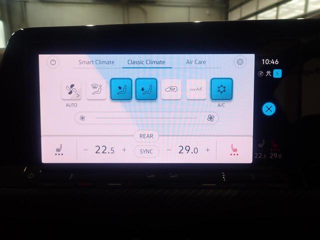 ３ゾーンフルオートエアコンを装備。運転席と助手席、後部座席がそれぞれ独立して温度の設定ができます。