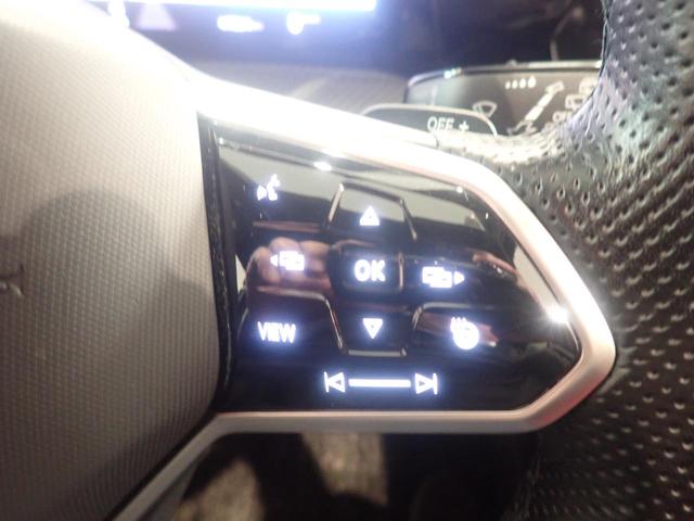 マルチファンクションステアリング、オーディオ機能などステアリングから手を離さずに操作でき、快適なドライビングをサポートします。音声操作機能付き！