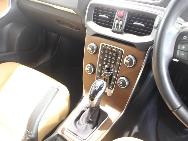 クロスカントリー T5 AWD サマム ガラスルーフ 純正HDDナビ メモリー付きレザーシート 地デジチューナー スマートキー LEDヘッドライト バックカメラ 純正18インチアルミ 長さ437cm幅180cm高さ147 立体駐車場対応(21枚目)