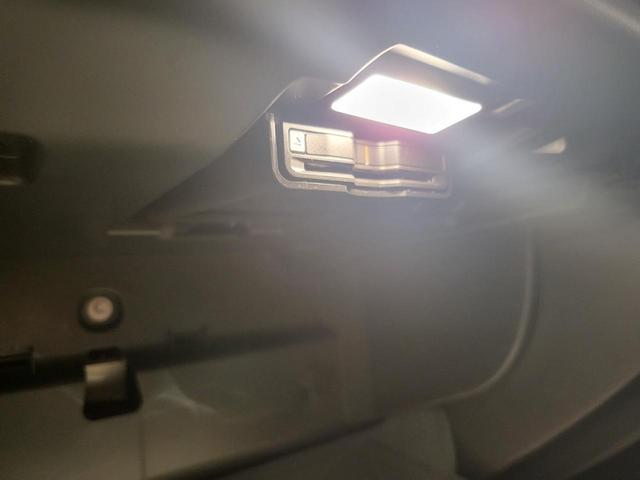 リチャージアルティメットＴ８　ＡＷＤプラグインＨＶ　２３年モデルＰＨＶ　　Ｂｏｗｅｒｓ＆Ｗｉｌｋｉｎｓプレミアムサウンド　　Ｇｏｏｇｌｅナビ　内装ブラック　屋内展示車両　バックカメラ　全周囲モニター　コーナーセンサー　パワーバックドア　レザーシート(49枚目)