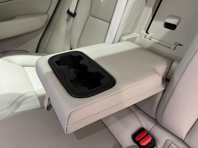 ＸＣ６０ ウルトラ　Ｂ５　ＡＷＤ　Ｇｏｏｇｌｅナビ　３６０度カメラ　本革シート　Ｂ＆Ｗ　ＥＴＣ　サンルーフ付き　試乗車（19枚目）