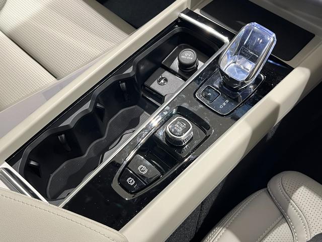 ＸＣ６０ ウルトラ　Ｂ５　ＡＷＤ　Ｇｏｏｇｌｅナビ　３６０度カメラ　本革シート　Ｂ＆Ｗ　ＥＴＣ　サンルーフ付き　試乗車（25枚目）