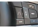 ステアリングのボタンでメディアや車両の情報など様々な設定が可能です。
