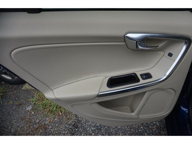 V60 オーシャンレース・エディション 走行4.2万km TV ナビ ETC 白革 ドラレコ 禁煙 記録簿 評価4点(32枚目)