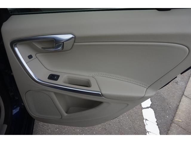 Ｖ６０ オーシャンレース・エディション　走行５．６万ｋｍ　ＴＶ　ナビ　ＥＴＣ　Ｂカメラ　革　ドラレコ　禁煙　記録簿　評価４点（32枚目）