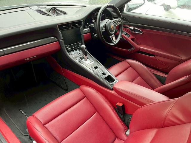 911 911ターボS 後期型 右H 水平対向6気筒ツインターボ スポクロ ガラスSR 赤革 ベンチレーター PCMナビ地デジ Burmester Bカメラ 電動格納ミラー LEDライト エントリーD PDCC 黄キャリパー Fリフト 純正20AW 禁煙(3枚目)