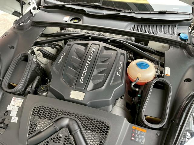 パノラミックルーフ　ハイグロスブラックインテリア　アルカンタラルーフライニング　エンボス加工ヘッドレスト　レザー仕上げダッシュボード　ベージュレザーインテリア