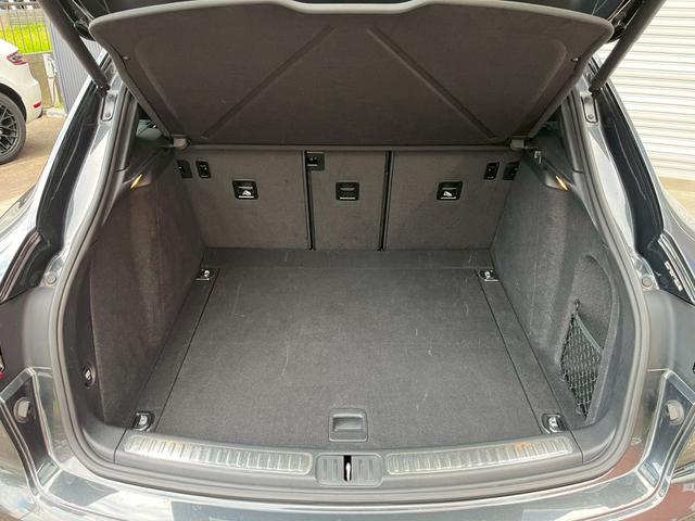 フル装備　ＡＢＳ　ＰＳＭ　ＳＲＳエアバッグ　ＰＡＳＭ　スポーツクロノＰＫＧ　スポーツエグゾーストシステム（ブラックカラースポーツテールパイプ）