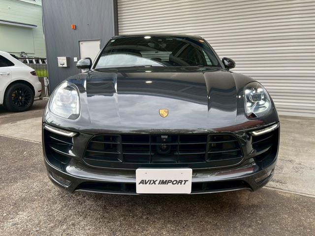 レッドペイントブレーキキャリパー　ブラッシュアルミニウムインテリア　ブラックレザーシート（ＧＴＳロゴ入り）　パワーシート