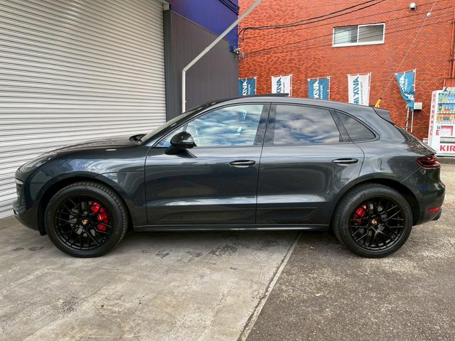 サラウンドビューカメラ付パークアシストシステム　アダプティブクルーズコントロール　オートマチックテールゲート　電動格納ミラー　マルチファンクション付本革巻スポーツステアリング