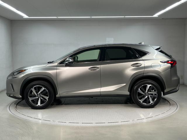 NX NX300h バージョンL 認定中古車・2年保証・18インチアルミホイール・NAVI AI-AVS・ブラインドスポットモニター・リヤクロストラフィックアラート・パノラミックビュウーモニター・ムーンルーフ付車 革シート(5枚目)