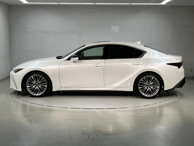 ＩＳ ＩＳ３００　バージョンＬ　認定中古車・２年保証・パノラミックビューモニター・ムーンルーフ付車　衝突被害軽減システム　ＥＴＣ　１９インチアルミホイール　オートクルーズコントロール　革シート　ドライブレコーダー　ＣＤ　メモリーナビ（5枚目）