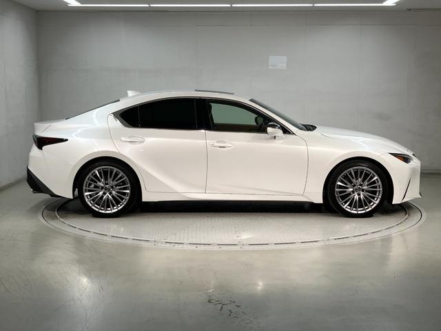 ＩＳ ＩＳ３００　バージョンＬ　認定中古車・２年保証・パノラミックビューモニター・ムーンルーフ付車　衝突被害軽減システム　ＥＴＣ　１９インチアルミホイール　オートクルーズコントロール　革シート　ドライブレコーダー　ＣＤ　メモリーナビ（6枚目）