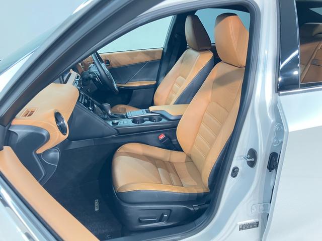 ＩＳ ＩＳ３００　バージョンＬ　認定中古車・２年保証・パノラミックビューモニター・ムーンルーフ付車　衝突被害軽減システム　ＥＴＣ　１９インチアルミホイール　オートクルーズコントロール　革シート　ドライブレコーダー　ＣＤ　メモリーナビ（19枚目）