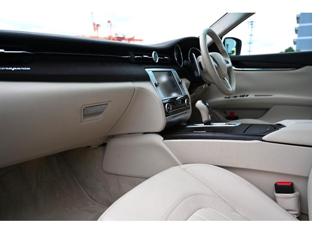 クアトロポルテ GT S 法人1オナ禁煙屋根保管走行0.9万Km右ハンドル正規ディーラー車ホワイト/サッビアフルレザーインテリアシートヒーターOPチターノ20インチアルミ純正HDDナビ地デジBluetoothオーディオBカメラ(8枚目)