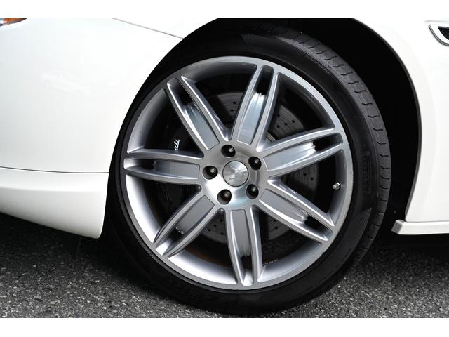 クアトロポルテ GT S 法人1オナ禁煙屋根保管走行0.9万Km右ハンドル正規ディーラー車ホワイト/サッビアフルレザーインテリアシートヒーターOPチターノ20インチアルミ純正HDDナビ地デジBluetoothオーディオBカメラ(10枚目)