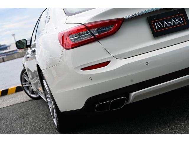 クアトロポルテ GT S 法人1オナ禁煙屋根保管走行0.9万Km右ハンドル正規ディーラー車ホワイト/サッビアフルレザーインテリアシートヒーターOPチターノ20インチアルミ純正HDDナビ地デジBluetoothオーディオBカメラ(16枚目)