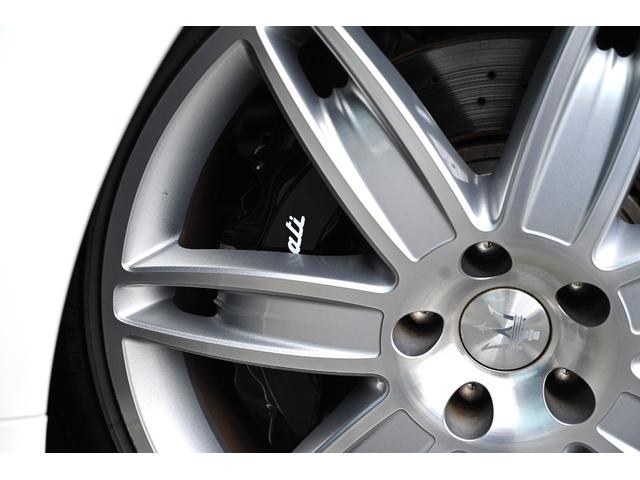 クアトロポルテ GT S 法人1オナ禁煙屋根保管走行0.9万Km右ハンドル正規ディーラー車ホワイト/サッビアフルレザーインテリアシートヒーターOPチターノ20インチアルミ純正HDDナビ地デジBluetoothオーディオBカメラ(18枚目)