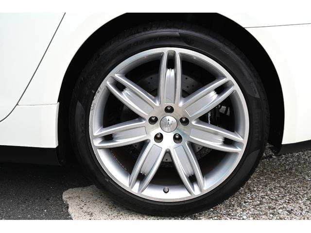 クアトロポルテ GT S 法人1オナ禁煙屋根保管走行0.9万Km右ハンドル正規ディーラー車ホワイト/サッビアフルレザーインテリアシートヒーターOPチターノ20インチアルミ純正HDDナビ地デジBluetoothオーディオBカメラ(64枚目)