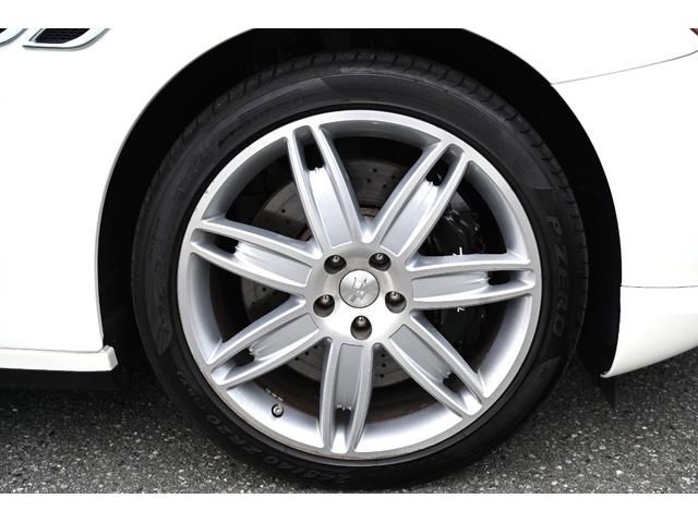 クアトロポルテ GT S 法人1オナ禁煙屋根保管走行0.9万Km右ハンドル正規ディーラー車ホワイト/サッビアフルレザーインテリアシートヒーターOPチターノ20インチアルミ純正HDDナビ地デジBluetoothオーディオBカメラ(65枚目)