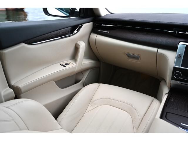 クアトロポルテ GT S 法人1オナ禁煙屋根保管走行0.9万Km右ハンドル正規ディーラー車ホワイト/サッビアフルレザーインテリアシートヒーターOPチターノ20インチアルミ純正HDDナビ地デジBluetoothオーディオBカメラ(70枚目)