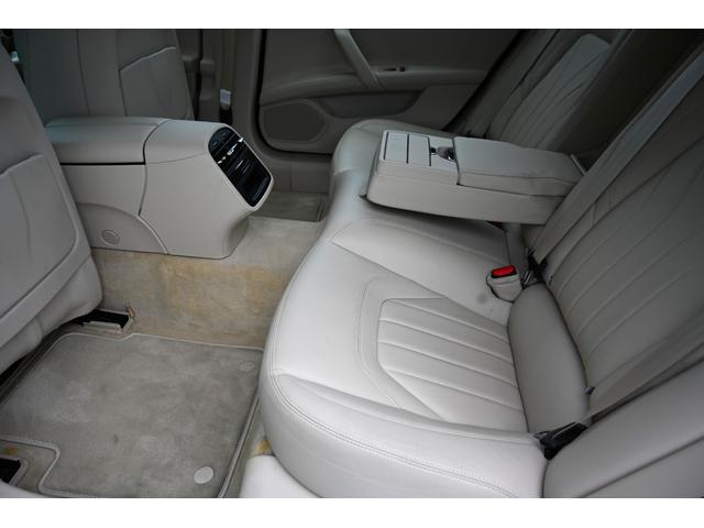 クアトロポルテ GT S 法人1オナ禁煙屋根保管走行0.9万Km右ハンドル正規ディーラー車ホワイト/サッビアフルレザーインテリアシートヒーターOPチターノ20インチアルミ純正HDDナビ地デジBluetoothオーディオBカメラ(79枚目)