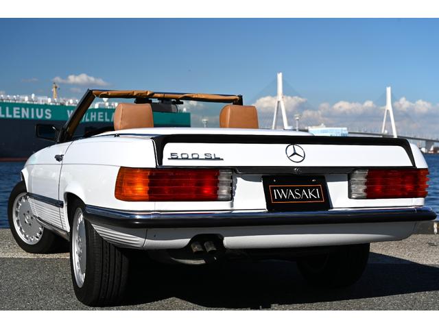 ＳＬ ５００ＳＬ　Ｒ１０７　５００ＳＬ　４人乗り仕様左ハンドル新車並行走行３．５万Ｋｍアークティックホワイト＆特注パロミノレザーダッシュボード割れヒビ一切ございませんＣｏｎｔｉｎｅｎｔａｌデッキ茶幌コレクター物です！！（4枚目）