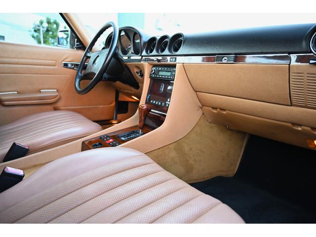 ＳＬ ５００ＳＬ　Ｒ１０７　５００ＳＬ　４人乗り仕様左ハンドル新車並行走行３．５万Ｋｍアークティックホワイト＆特注パロミノレザーダッシュボード割れヒビ一切ございませんＣｏｎｔｉｎｅｎｔａｌデッキ茶幌コレクター物です！！（8枚目）