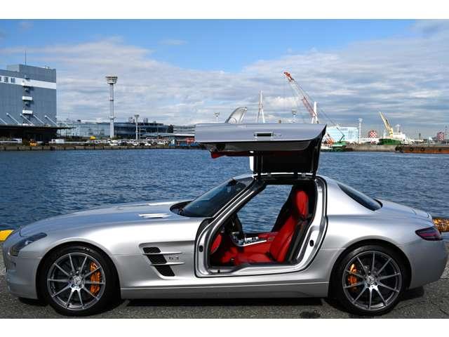 ＳＬＳ ＡＭＧ ベースグレード　正規ディーラー車　左ハンドル　法人禁煙屋根保管雨天未ＯＰパフォーマンスパッケージ１（カーボンブレーキ・Ｐステア・ＡＭＧスポーツサス　クラシックレッドフルレザー鍛造Ｆ１９Ｒ２０ＡＷ（3枚目）