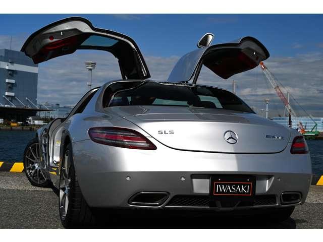 ＳＬＳ ＡＭＧ ベースグレード　正規ディーラー車　左ハンドル　法人禁煙屋根保管雨天未ＯＰパフォーマンスパッケージ１（カーボンブレーキ・Ｐステア・ＡＭＧスポーツサス　クラシックレッドフルレザー鍛造Ｆ１９Ｒ２０ＡＷ（4枚目）