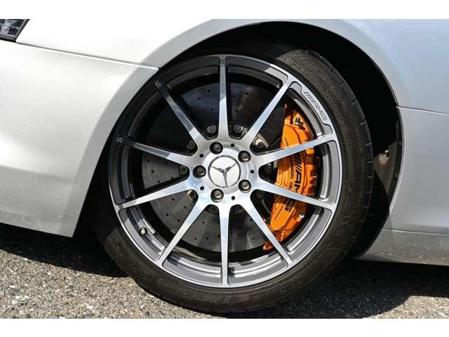 ＳＬＳ ＡＭＧ ベースグレード　正規ディーラー車　左ハンドル　法人禁煙屋根保管雨天未ＯＰパフォーマンスパッケージ１（カーボンブレーキ・Ｐステア・ＡＭＧスポーツサス　クラシックレッドフルレザー鍛造Ｆ１９Ｒ２０ＡＷ（11枚目）
