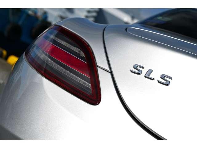 ＳＬＳ ＡＭＧ ベースグレード　正規ディーラー車　左ハンドル　法人禁煙屋根保管雨天未ＯＰパフォーマンスパッケージ１（カーボンブレーキ・Ｐステア・ＡＭＧスポーツサス　クラシックレッドフルレザー鍛造Ｆ１９Ｒ２０ＡＷ（15枚目）