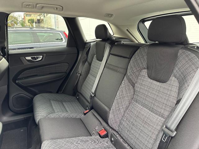 ＸＣ６０ Ｂ５　ＡＷＤ　モーメンタム　元弊社試乗車　シートヒーター　３６０度カメラ　電動パワーシート（14枚目）