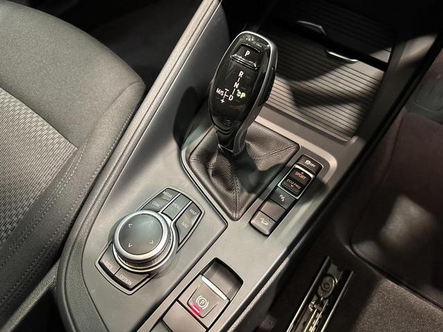 Ｘ１ ｘＤｒｉｖｅ　１８ｄ　１オ－ナ－　後期モデル　コンフォートパッケージ　前席パワ－シ－ト　ＬＥＤライト　電動テールゲート　ＰＤＣ　ドラレコ　純正ナビ　純正ホイール　タッチパネルモニター　ドライビングアシスト　ＥＴＣ　禁煙（28枚目）
