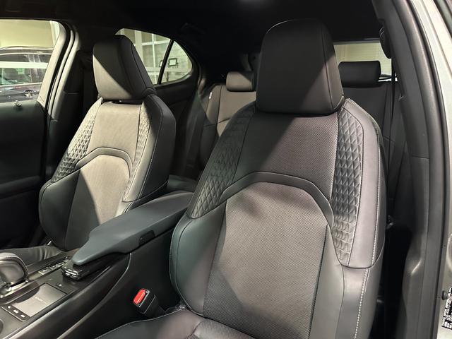 ＵＸ ＵＸ３００ｅ　バージョンＣ　ディーラー記録簿Ｒ３．Ｒ４．Ｒ５．Ｒ６．Ｒ７有　ブラインドスポット　ハンズフリーパワーバックドア地デジ　マークレビンソン　シートヒーター＆エアコン　ステアリングヒーター　パワーシート　ナノイー（21枚目）